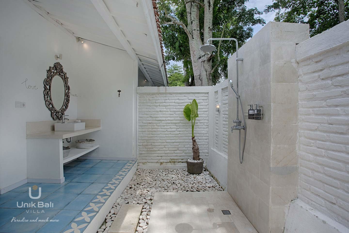 unik-bali-villa-for-rent-blue-damai-home-vacation-private-bathroom
