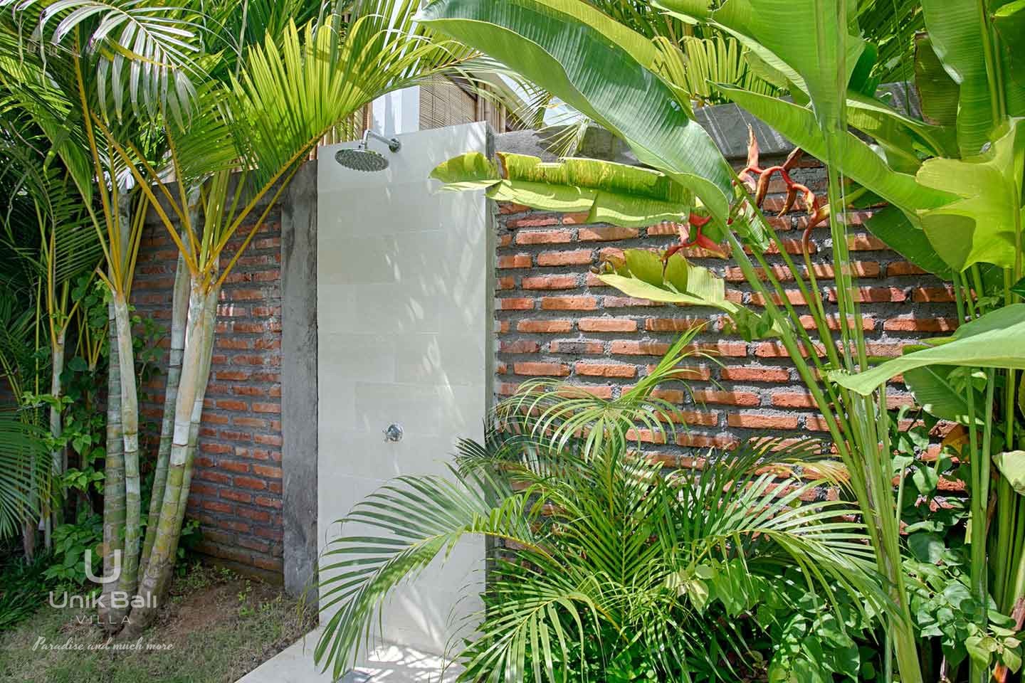 unik-bali-villa-for-rent-blue-damai-outdoor-shower-private-garden