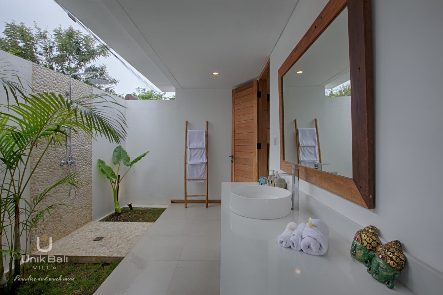 unik-bali-villa-for-rent-anada--private-open-air bathroom