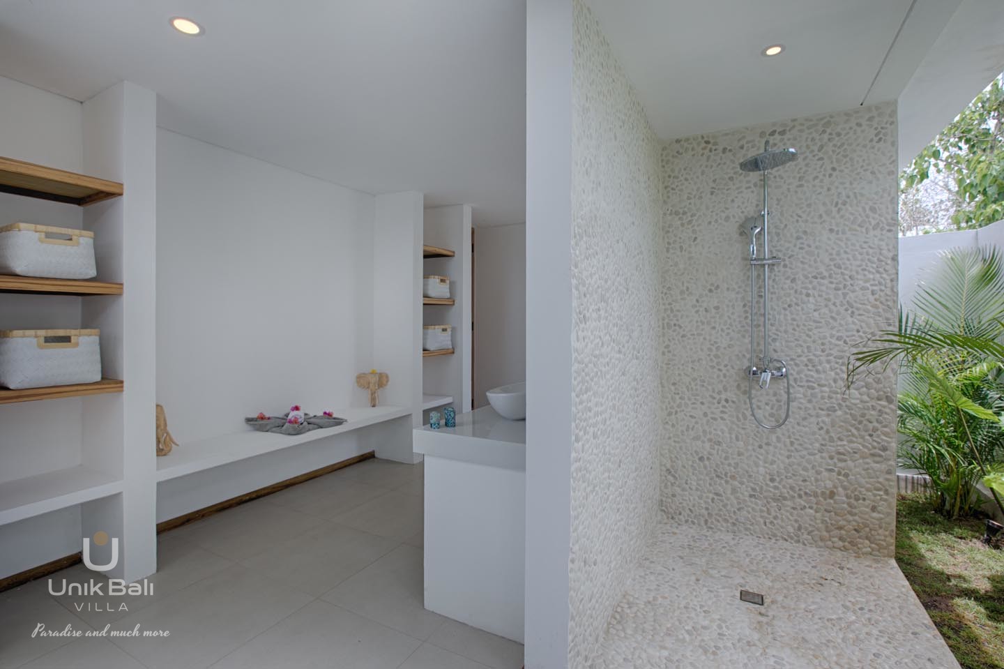 unik-bali-villa-for-rent-ananda-tropical-bathroom