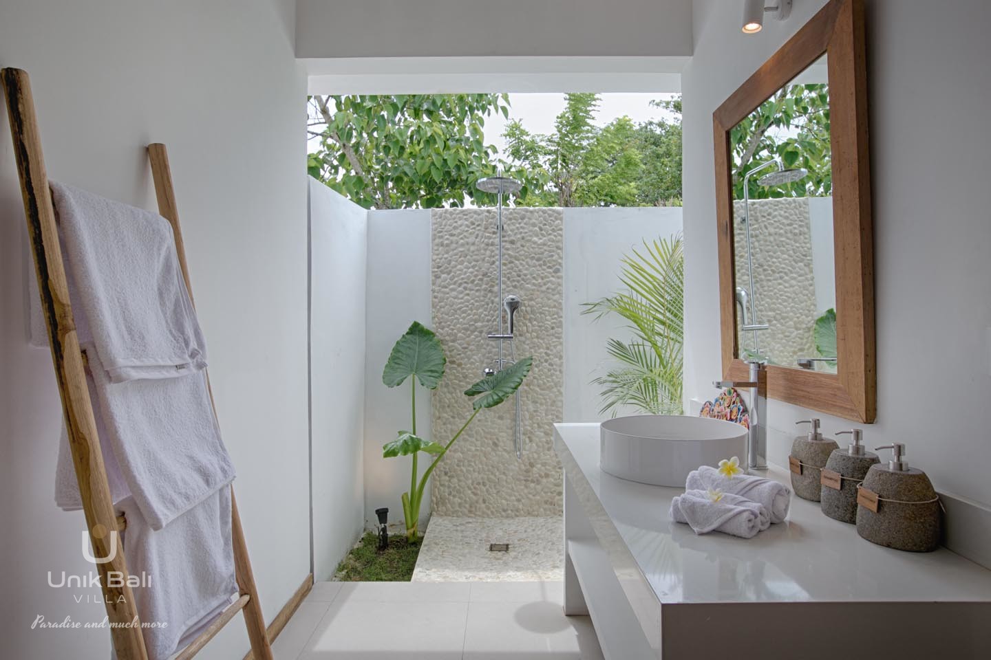 unik-bali-villa-for-rent-ananda-open-air-bathroom