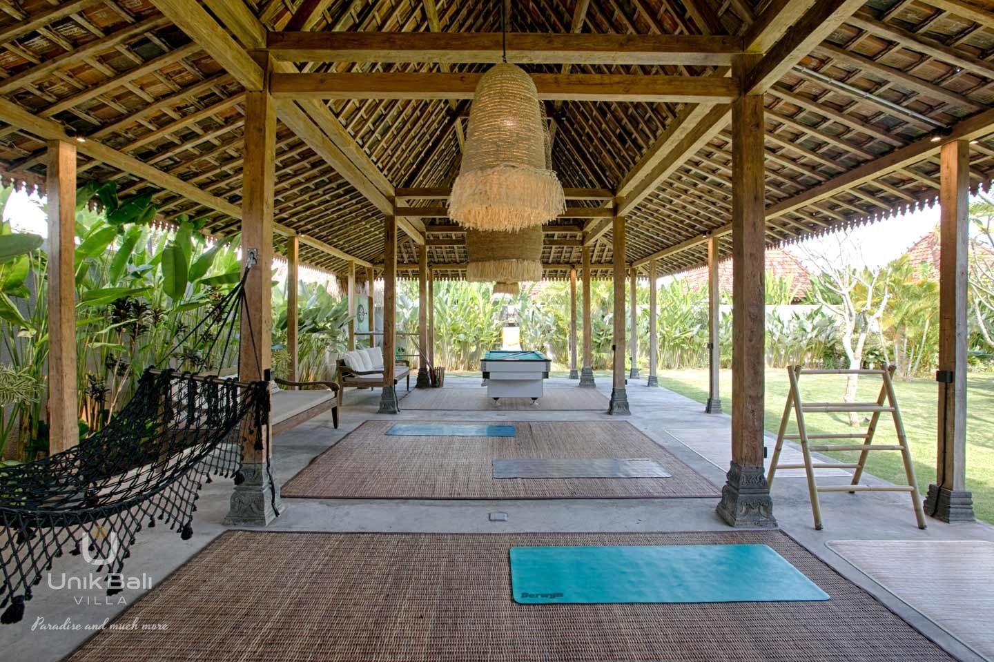 unik-bali-villa-for-rent-villa-naga-yoga-relaxation-area-pool-table