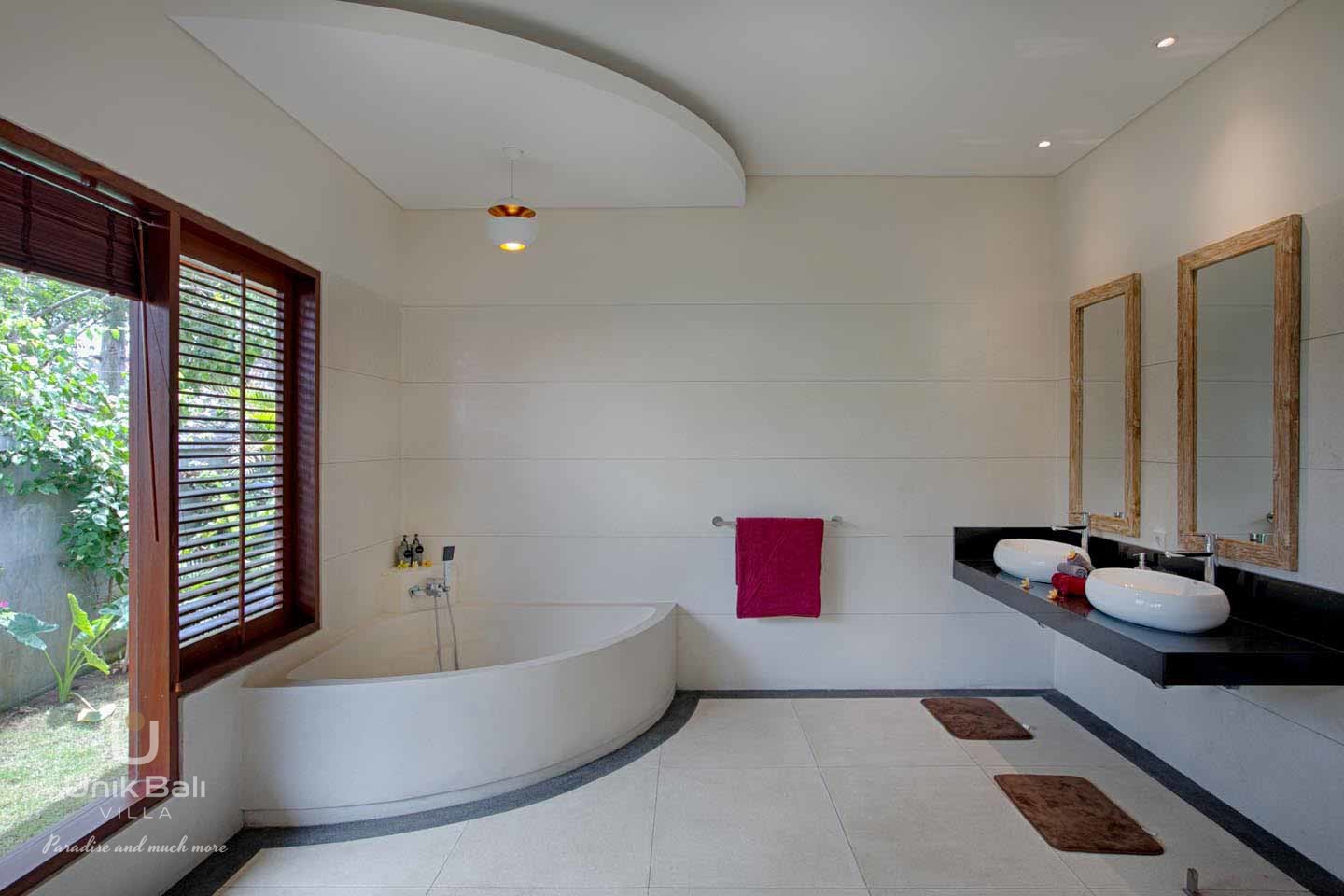 unik-bali-villa-marsun-for-rent-private-bathroom-with-bathtub
