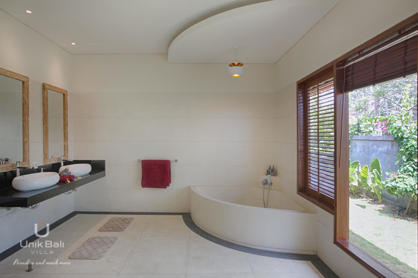 unik-bali-villa-marsun-for-rent-large-bathroom-with-bathtub