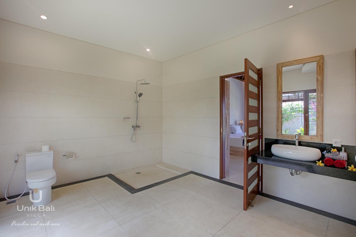 unik-bali-villa-marsun-for-rent-spacious-bathroom 