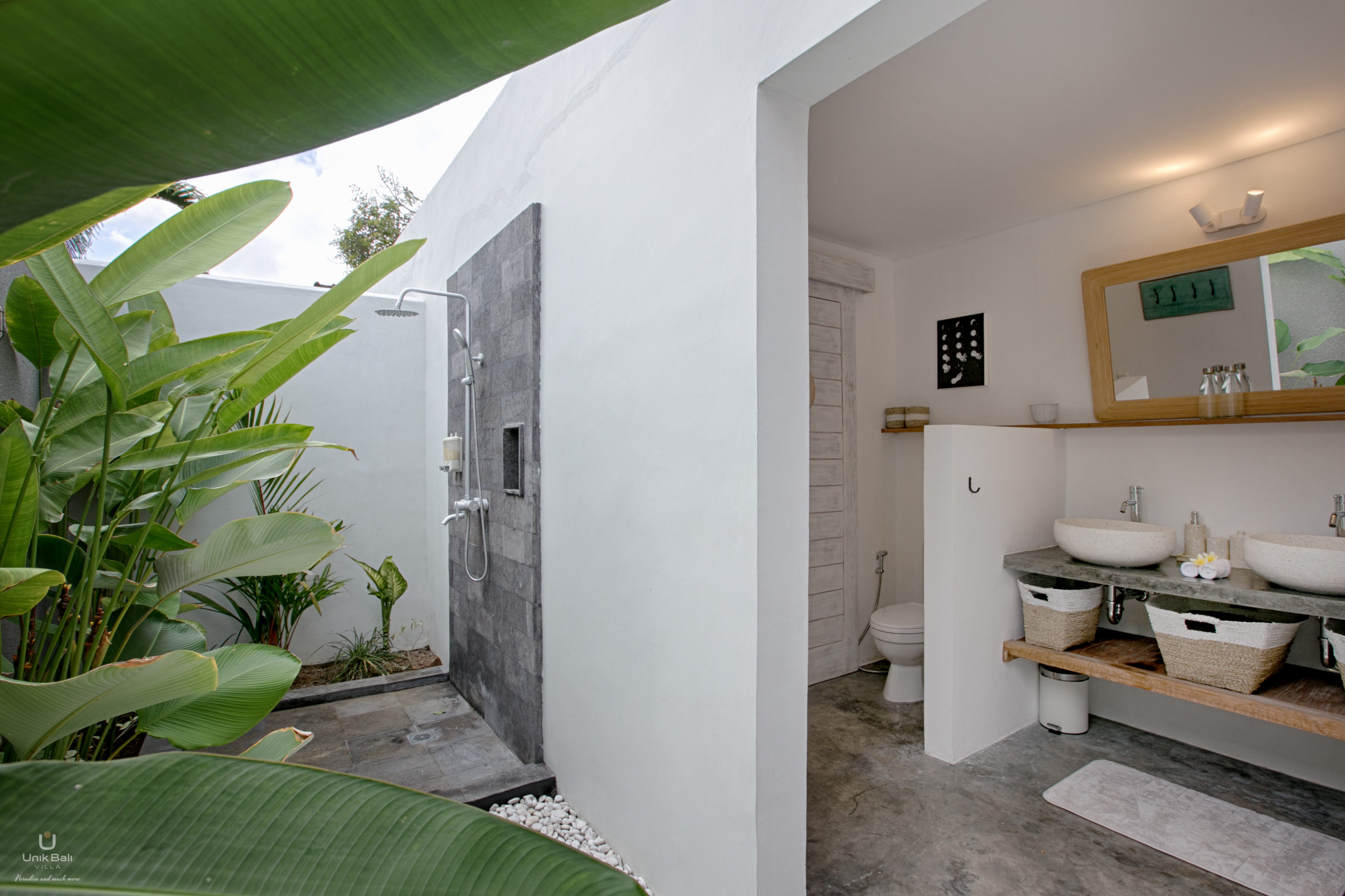 unik-bali-villa-for-rent-villa-naga-private-open-air-bathroom