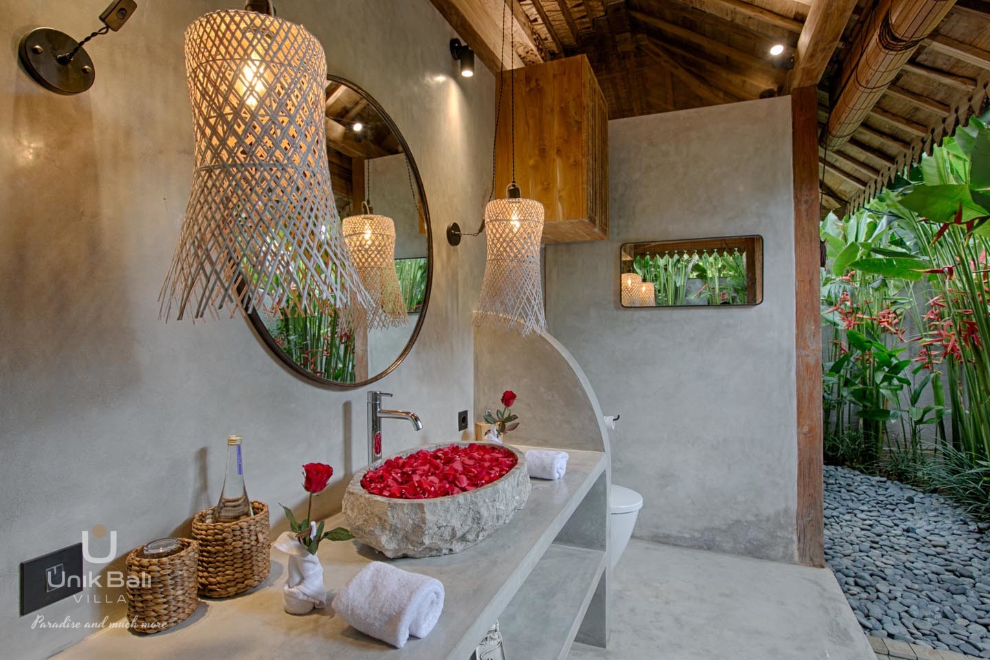 unik-bali-villa-for-rent-suite-white-matanai-open-air-bathroom