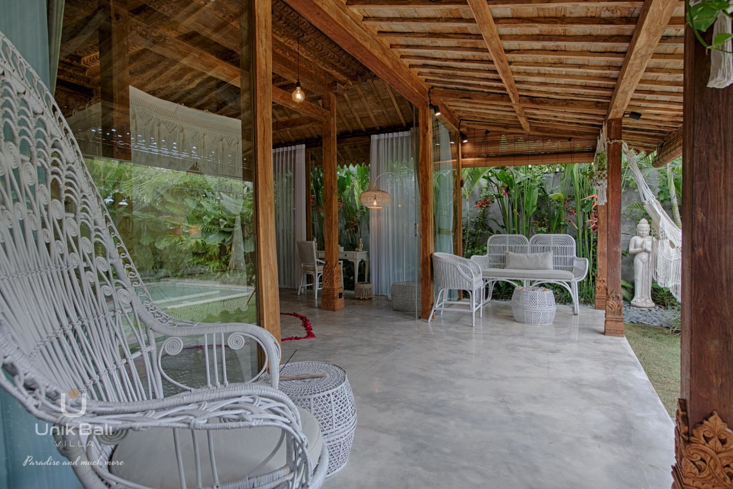 unik-bali-villa-a-louer-suite-white-matanai-terrasse-vue-jardin-piscine