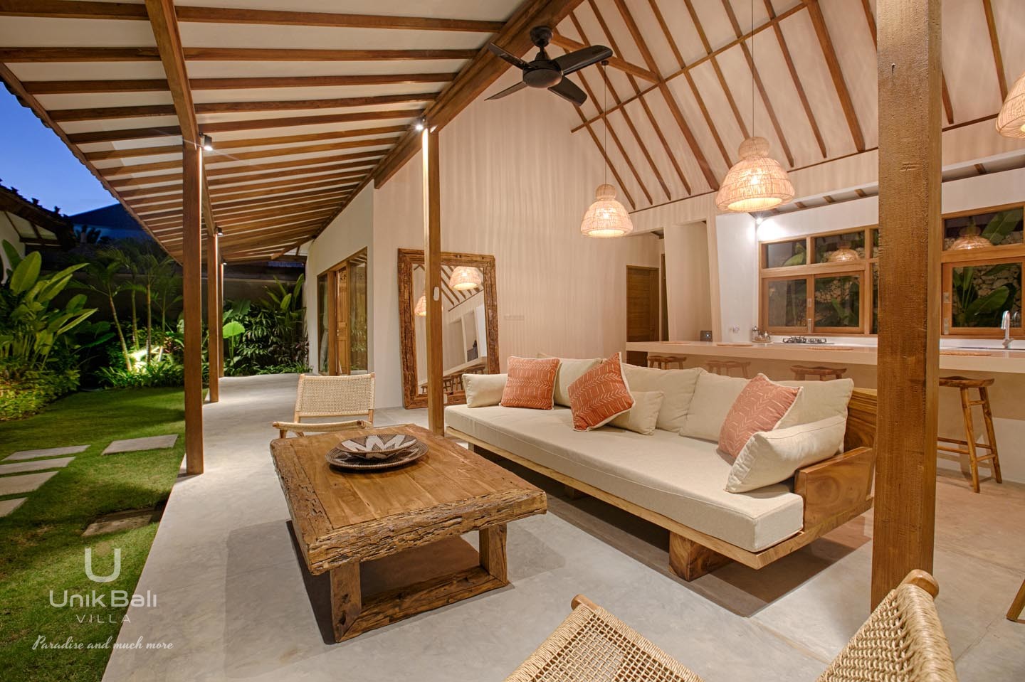 Unik Bali Villa A Louer Jaya Salon Terrace (3)