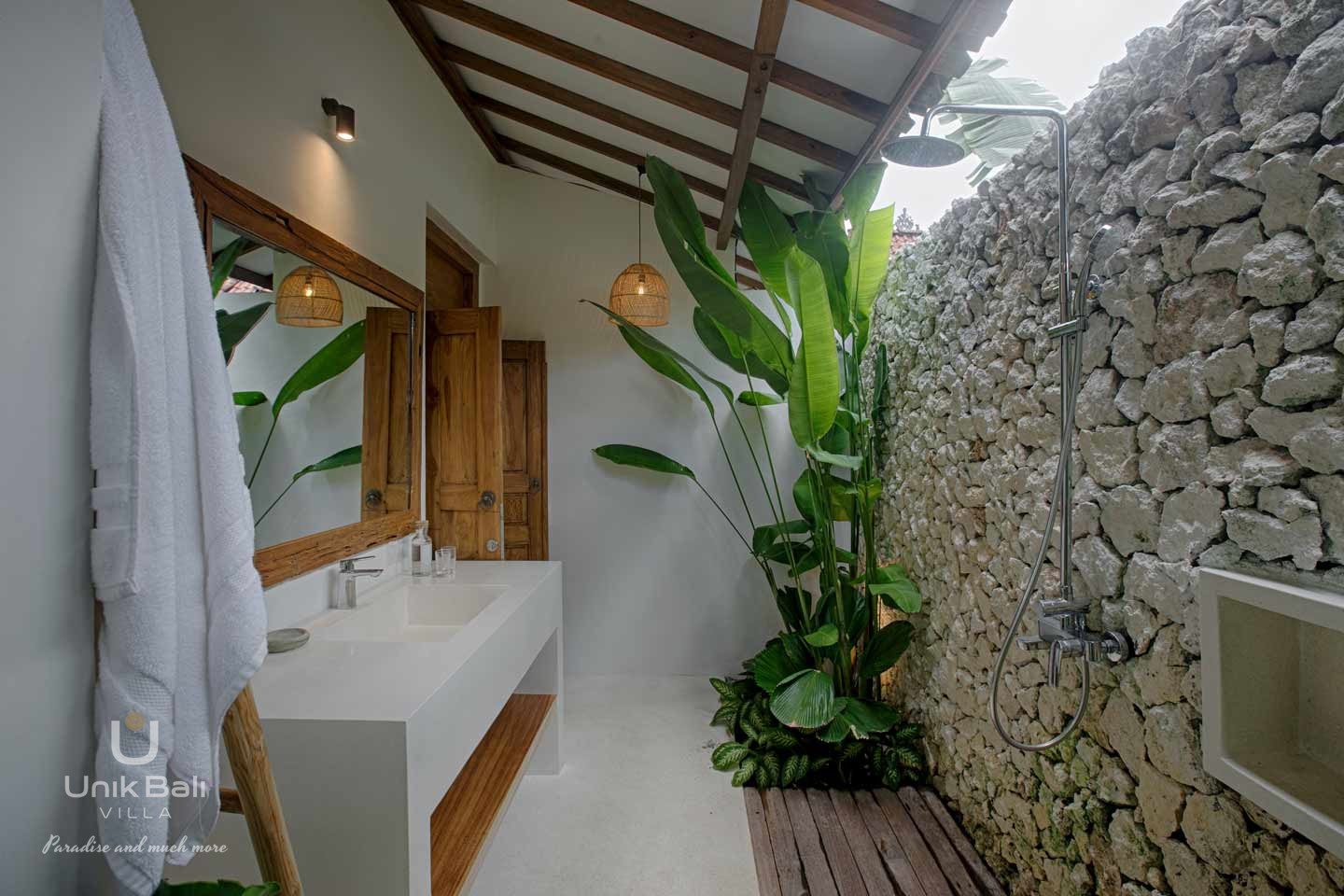 unik-bali-villa-nina-for-rent-tropical-open-bathroom 