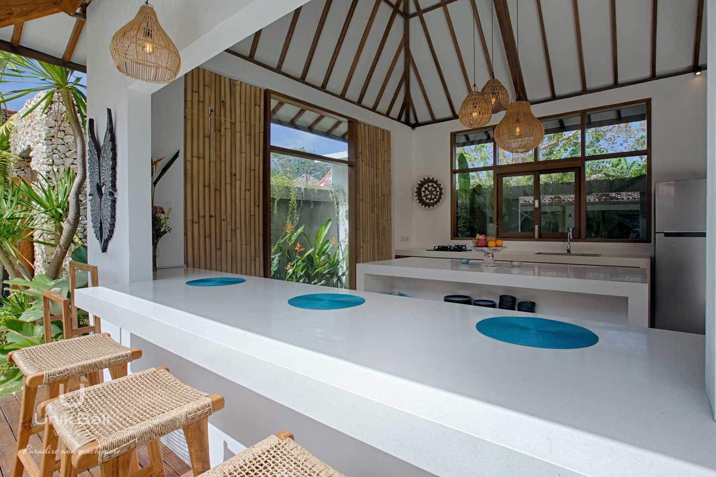 unik-bali-villa-nina-for-rent-open-kitchen-view -pool