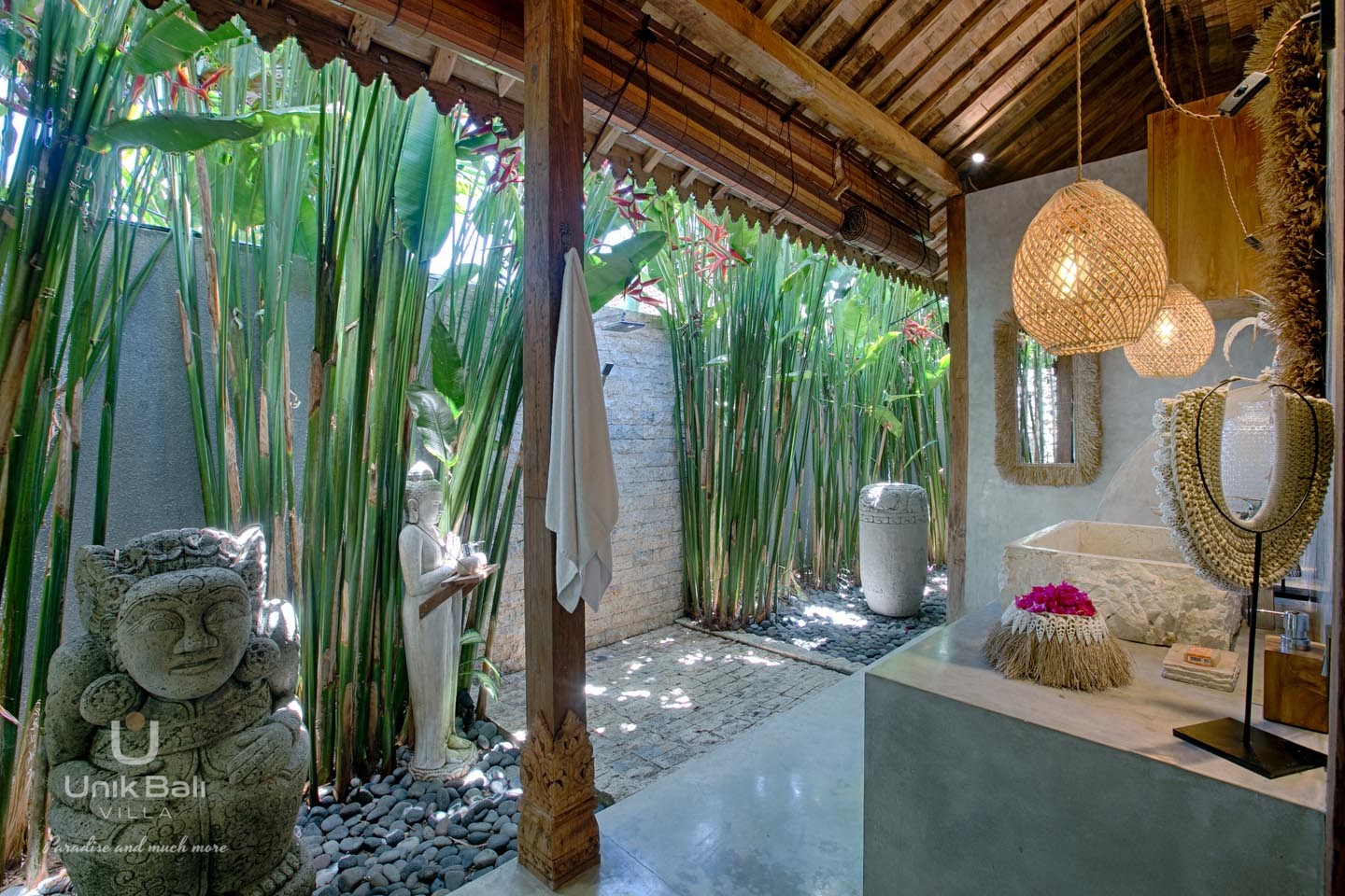 unik-bali-villa-for-rent-matanai-two-tropicale-open-air-bathroom