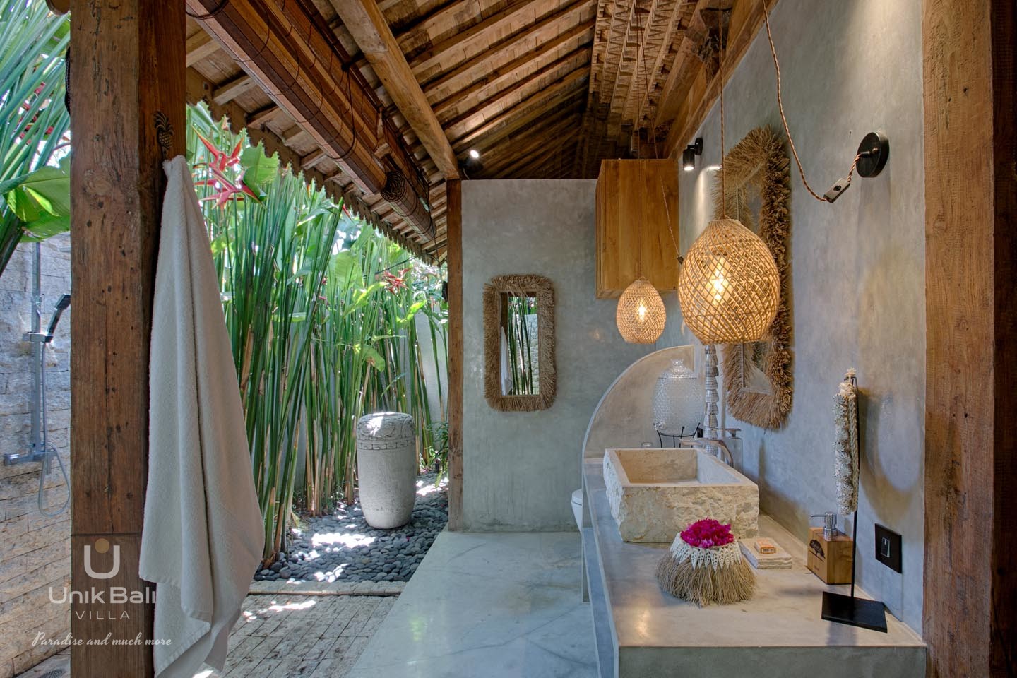 unik-bali-villa-for-rent-matanai-tropicale-private-bathroom-shower